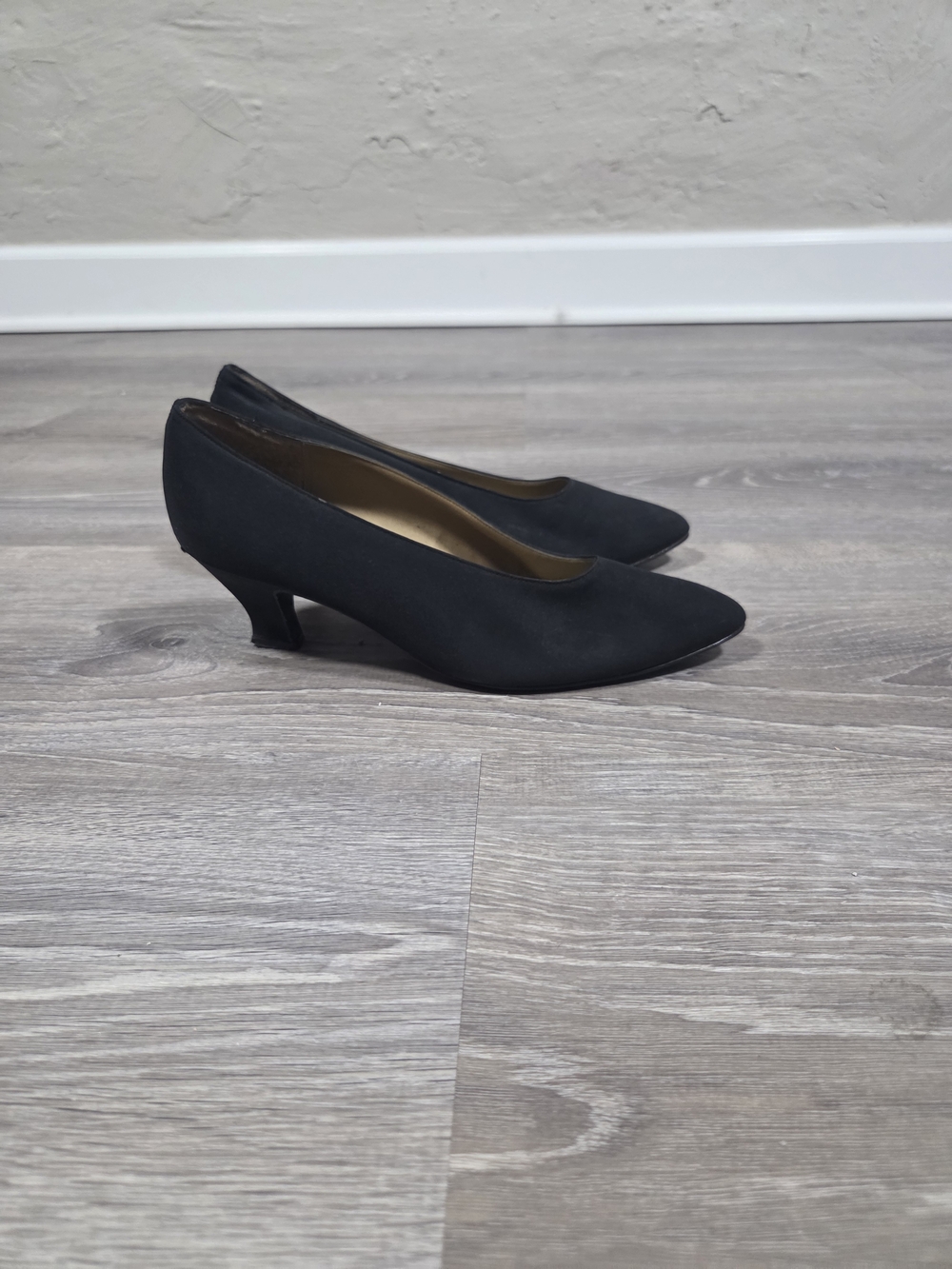 Classic Black Pointed-Toe Women's Dress Pumps